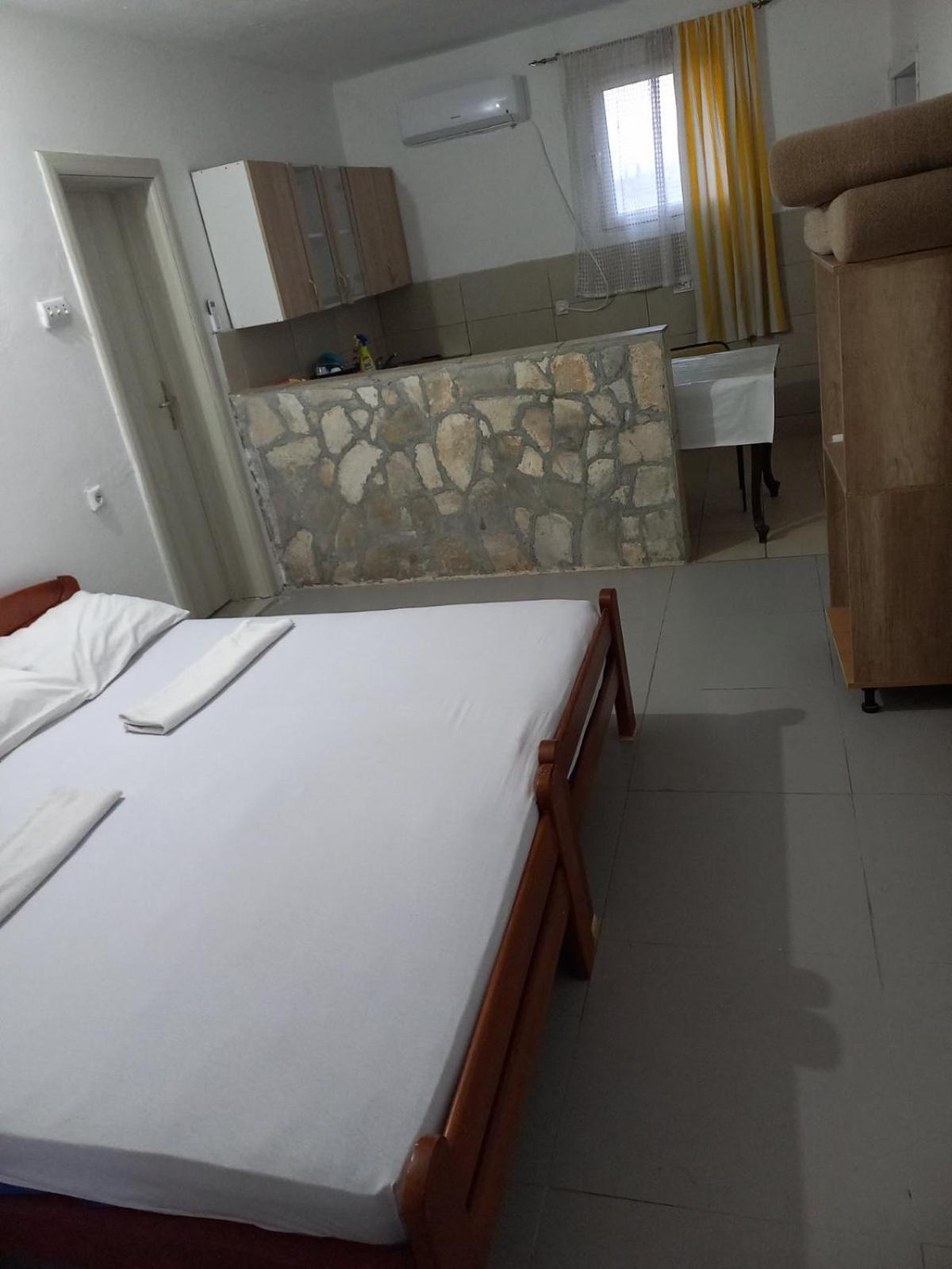 Хостел Traveler'S Rest - Near Podgorica Airport Mitrovici  Экстерьер фото